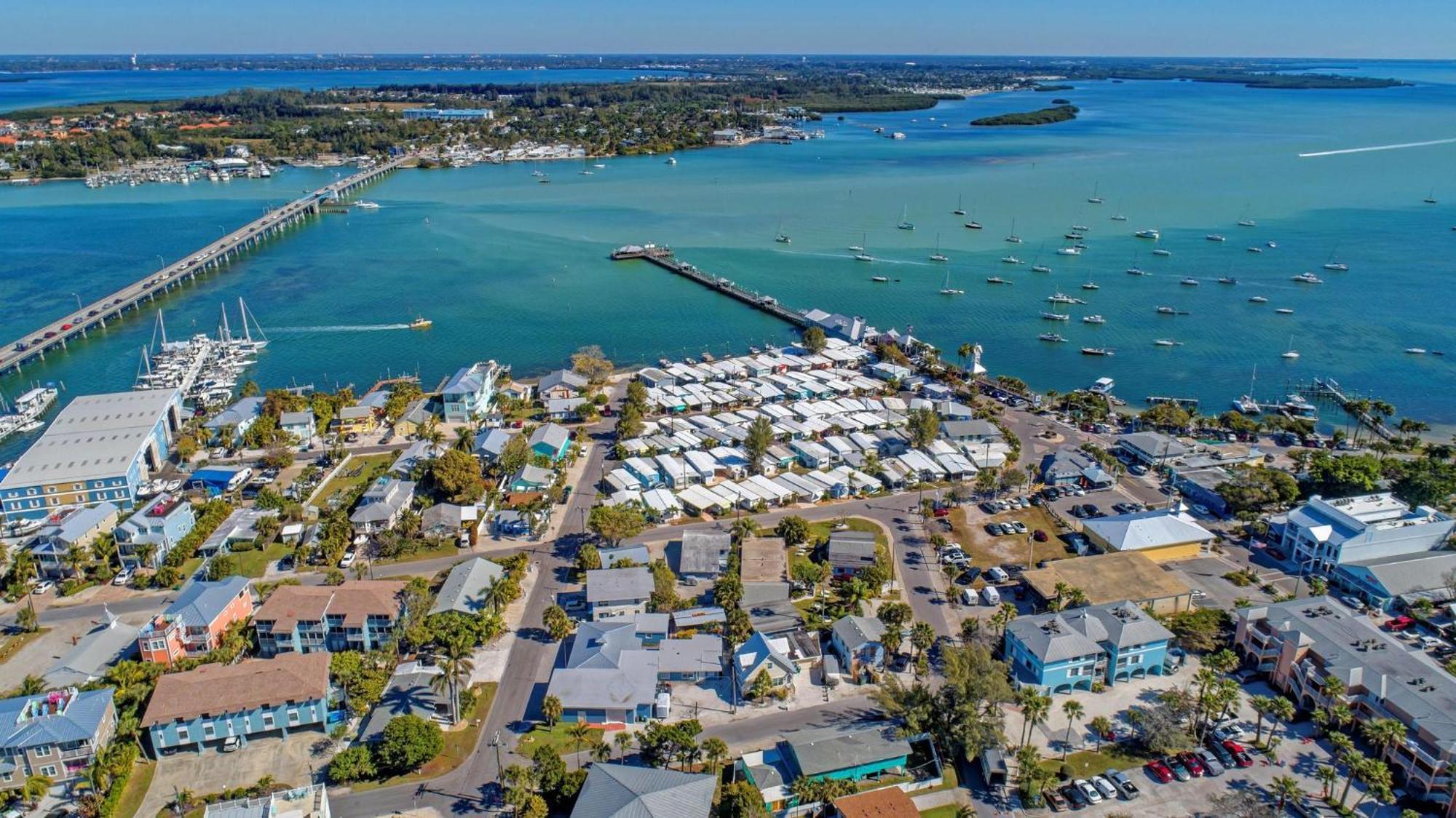 Anna Maria Island Runaway Tropical Dream-One Minute Walk To The Beach-Heated Pool เบรเดนทันบีช ภายนอก รูปภาพ