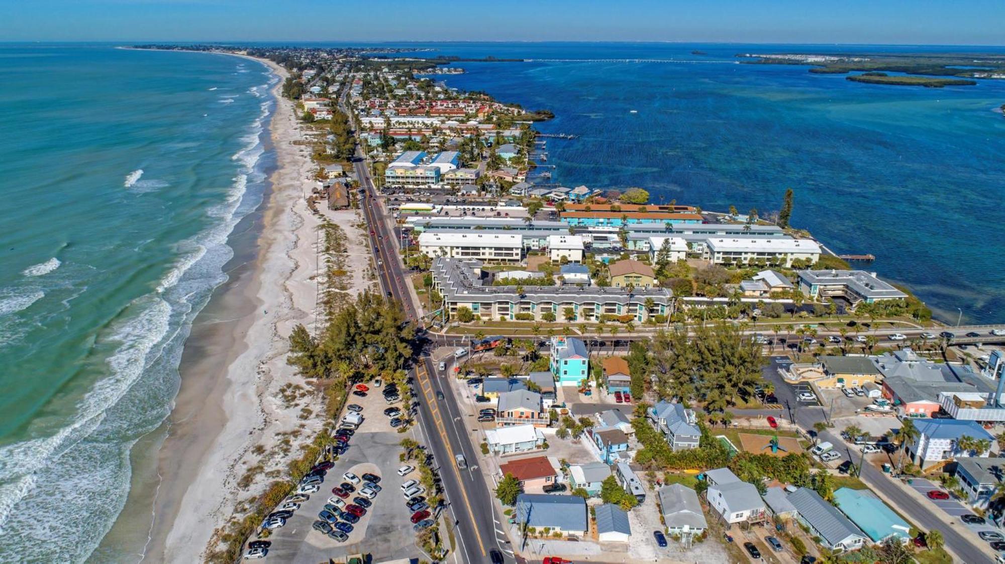 Anna Maria Island Runaway Tropical Dream-One Minute Walk To The Beach-Heated Pool เบรเดนทันบีช ภายนอก รูปภาพ