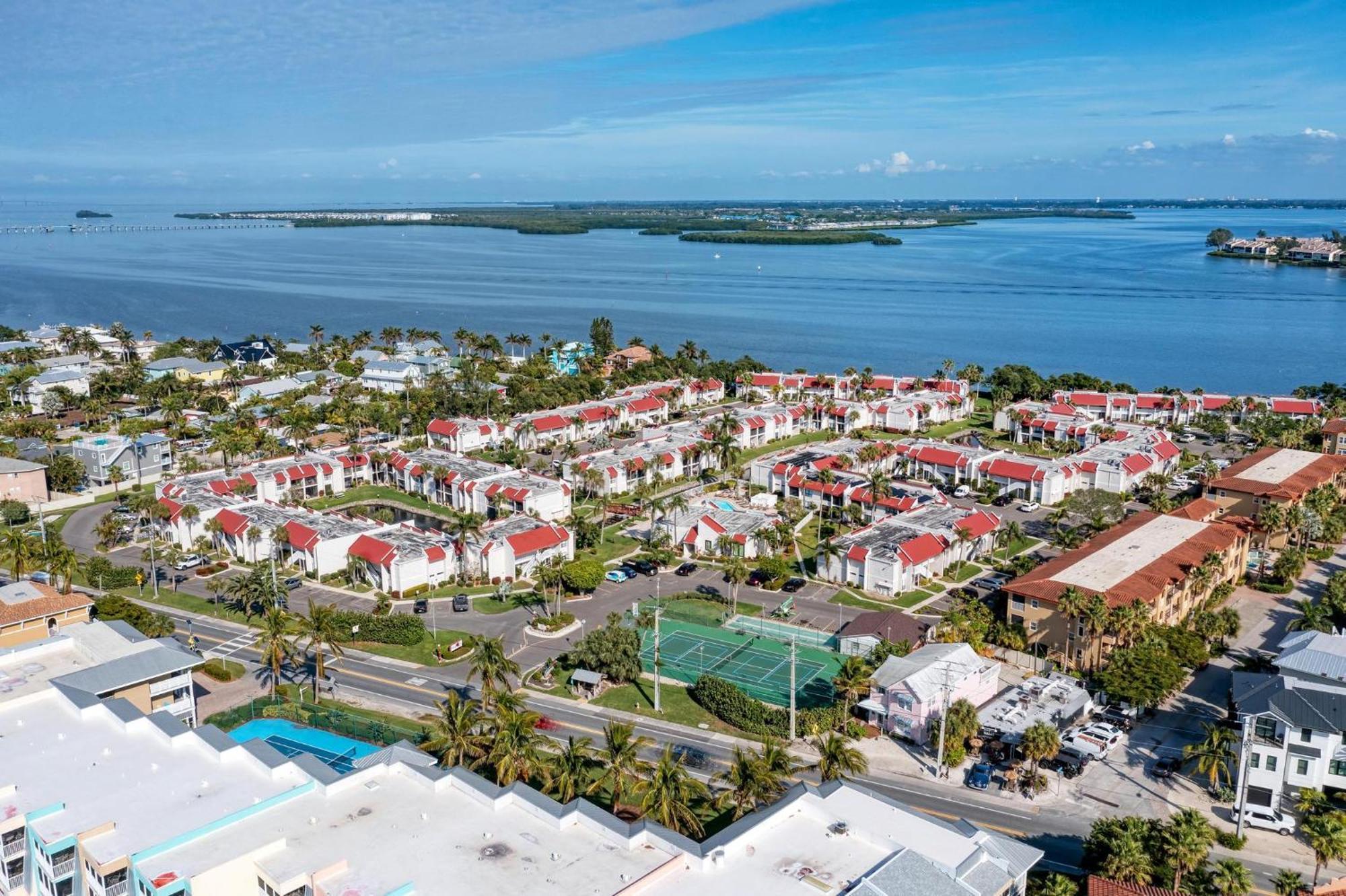 Anna Maria Island Runaway Tropical Dream-One Minute Walk To The Beach-Heated Pool เบรเดนทันบีช ภายนอก รูปภาพ